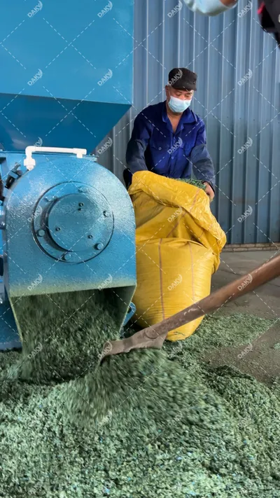 PE Sheet Semi-Plasticizing project case image, Full-process case study: customer PE sheet waste processed through the LF-300 spiral crusher for semi-plasticizing. Demonstrates the volume reduction and semi-plasticizing performance of spiral extrusion and shearing.